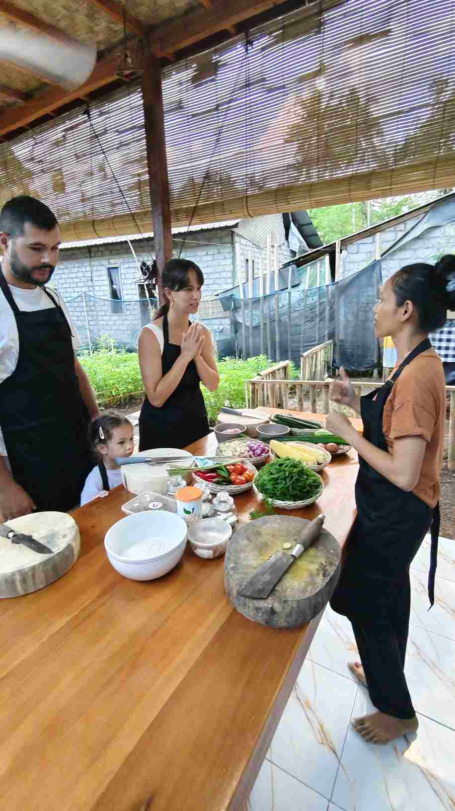 Guests learning Balinese cooking in Sidemen
